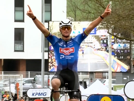 Mathieu van der Poel se exhibe en el Kapelmuur para adjudicarse la Omloop Nieuwsblad Mathieu van der Poel se exhibe en el Kapelmuur para adjudicarse la Omloop Nieuwsblad